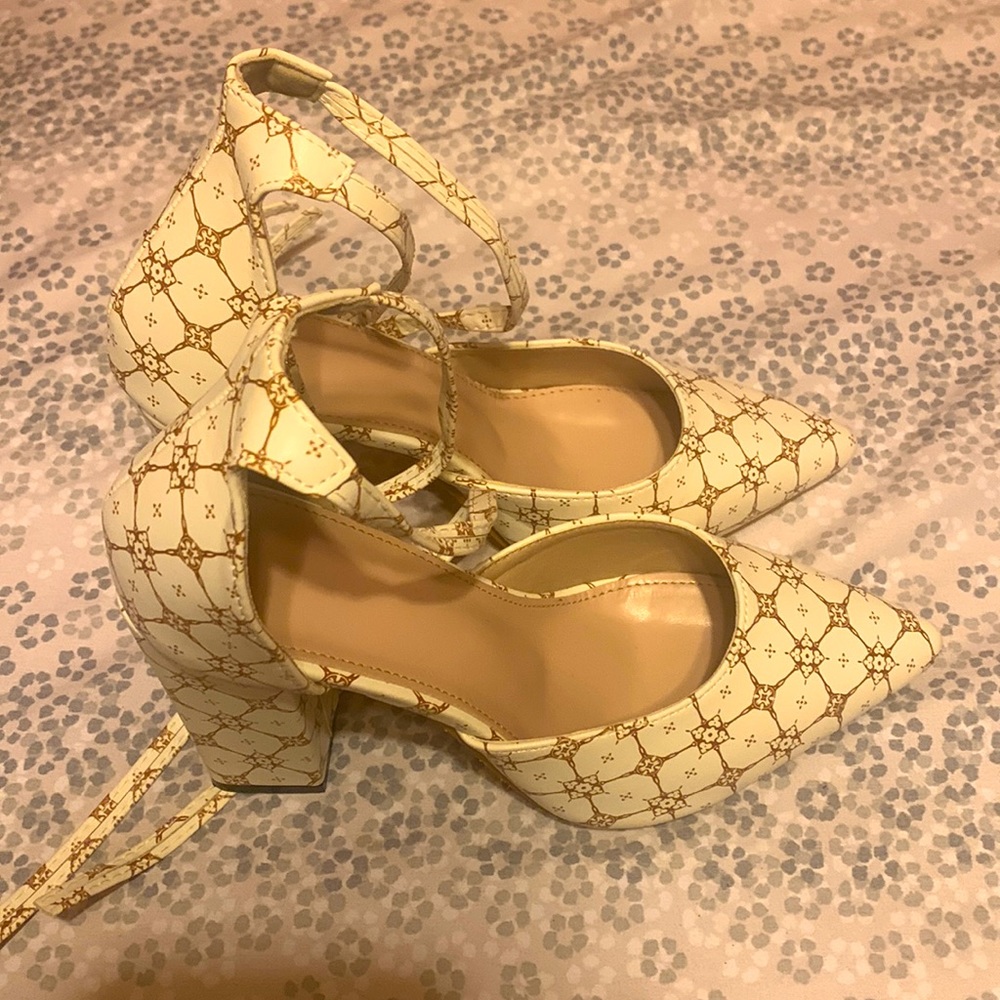 Never worn. Cute classy. Thick heel.